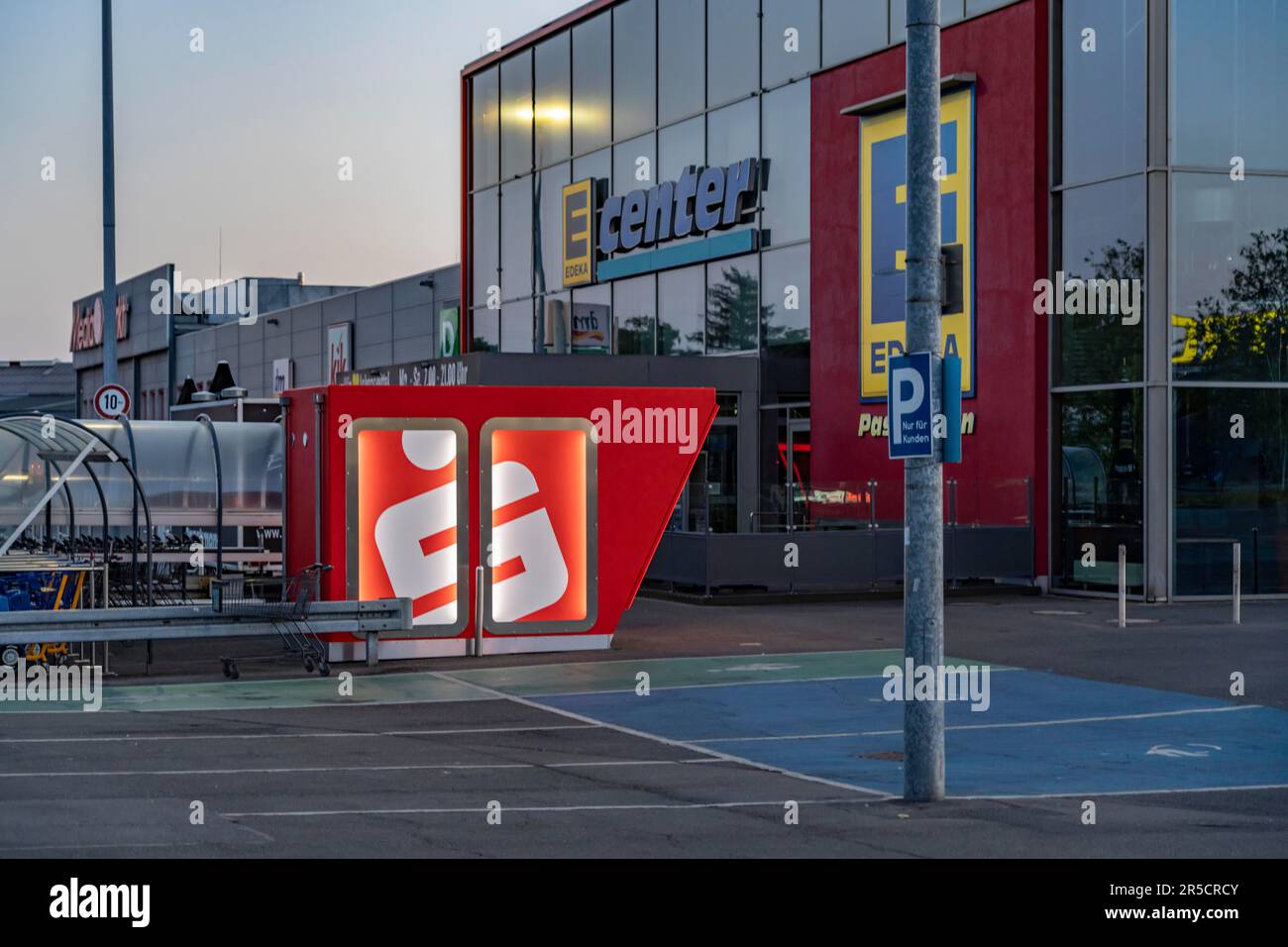 Nuovo ATM sulla base di un centro commerciale a Mülheim-Dümpten, indipendente, supposto essere resistente agli urti, cioè resistere a tentativi di esplosione da parte di crimin Foto Stock