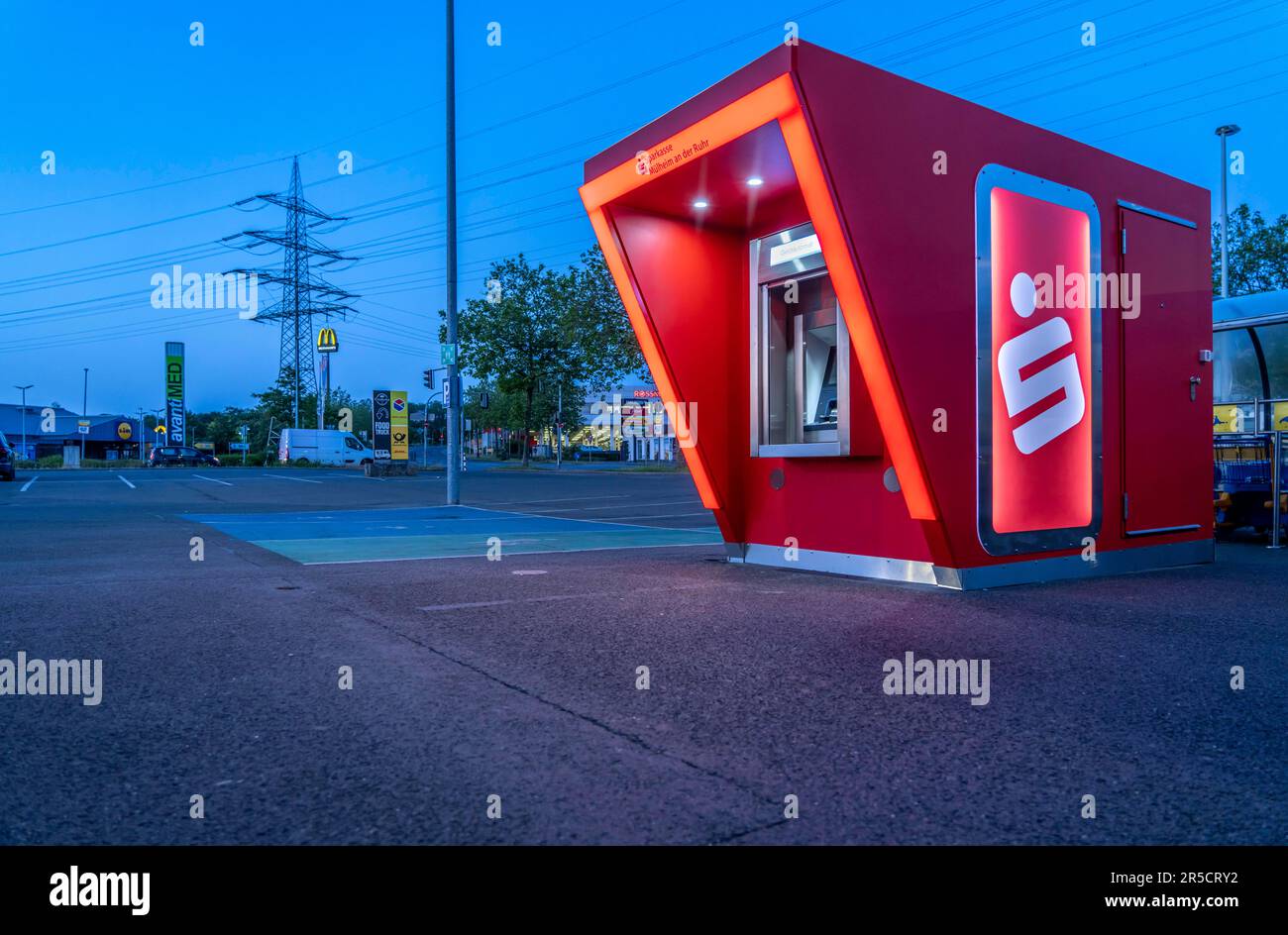 Nuovo ATM sulla base di un centro commerciale a Mülheim-Dümpten, indipendente, supposto essere resistente agli urti, cioè resistere a tentativi di esplosione da parte di crimin Foto Stock