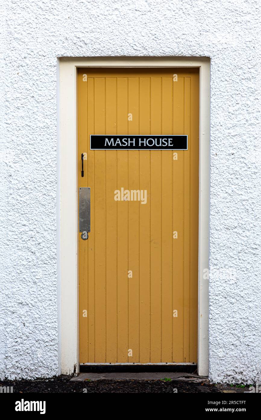 Mash House porta alla distilleria Strathisla, Keith, Regno Unito Foto Stock
