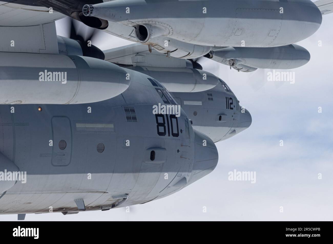 Due Ercole KC-130J assegnate a Marine Aerial Refueler Transport Squadron (VMGR) 252 sorvolano Marine Corps Air Station Cherry Point, North Carolina, 1 giugno 2023. Marines di VMGR-252 celebrato 95 anni come uno squadrone di aviazione del corpo Marino. VMGR-252 è un'unità subordinata di 2nd MAW, l'elemento di combattimento aereo della II forza di spedizione marina (U. Corpo marino foto di Lance CPL. Orlanys Diaz Figueroa) Foto Stock