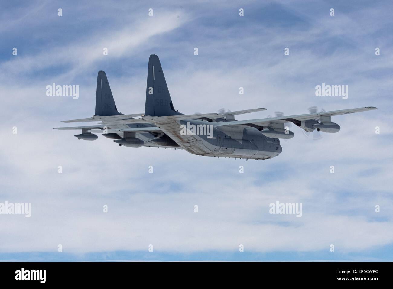 Due Ercole KC-130J assegnate a Marine Aerial Refueler Transport Squadron (VMGR) 252 sorvolano Marine Corps Air Station Cherry Point, North Carolina, 1 giugno 2023. Marines di VMGR-252 celebrato 95 anni come uno squadrone di aviazione del corpo Marino. VMGR-252 è un'unità subordinata di 2nd MAW, l'elemento di combattimento aereo della II forza di spedizione marina (U. Corpo marino foto di Lance CPL. Orlanys Diaz Figueroa) Foto Stock