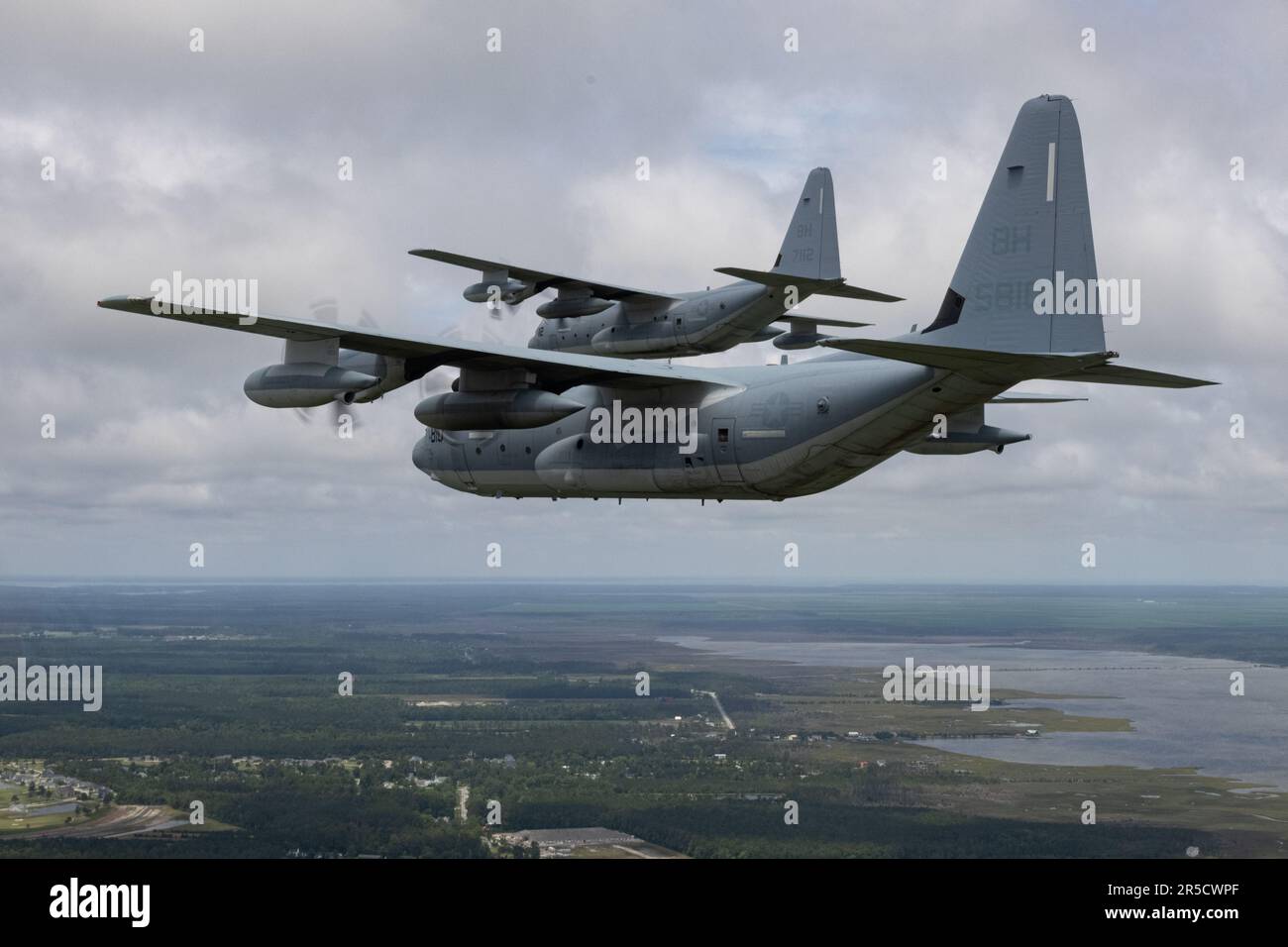 Due Ercole KC-130J assegnate a Marine Aerial Refueler Transport Squadron (VMGR) 252 sorvolano Marine Corps Air Station Cherry Point, North Carolina, 1 giugno 2023. Marines di VMGR-252 celebrato 95 anni come uno squadrone di aviazione del corpo Marino. VMGR-252 è un'unità subordinata di 2nd MAW, l'elemento di combattimento aereo della II forza di spedizione marina (U. Corpo marino foto di Lance CPL. Orlanys Diaz Figueroa) Foto Stock