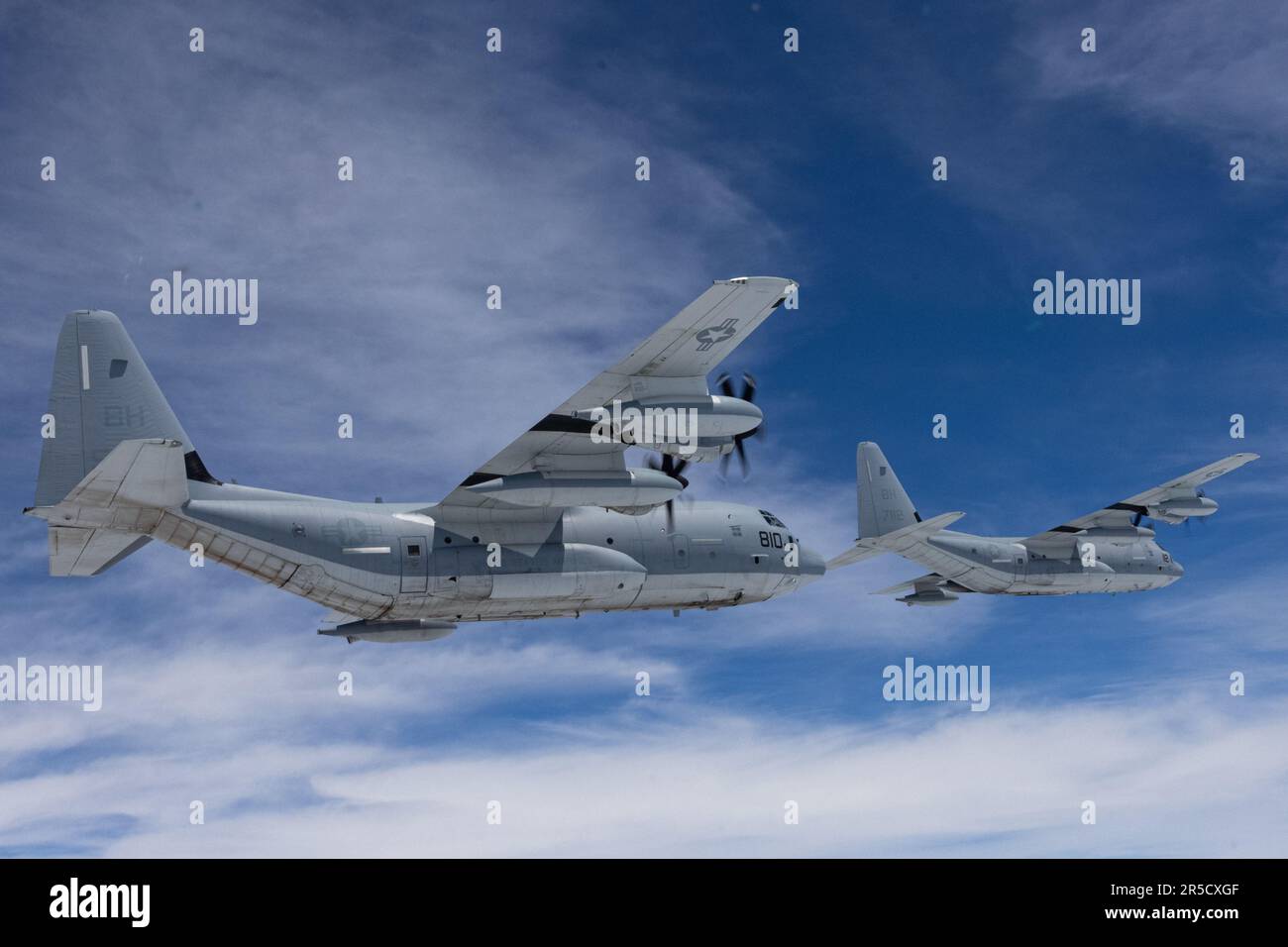 Due Ercole KC-130J assegnate a Marine Aerial Refueler Transport Squadron (VMGR) 252 sorvolano Marine Corps Air Station Cherry Point, North Carolina, 1 giugno 2023. Marines di VMGR-252 celebrato 95 anni come uno squadrone di aviazione del corpo Marino. VMGR-252 è un'unità subordinata di 2nd MAW, l'elemento di combattimento aereo della II forza di spedizione marina (U. Corpo marino foto di Lance CPL. Orlanys Diaz Figueroa) Foto Stock