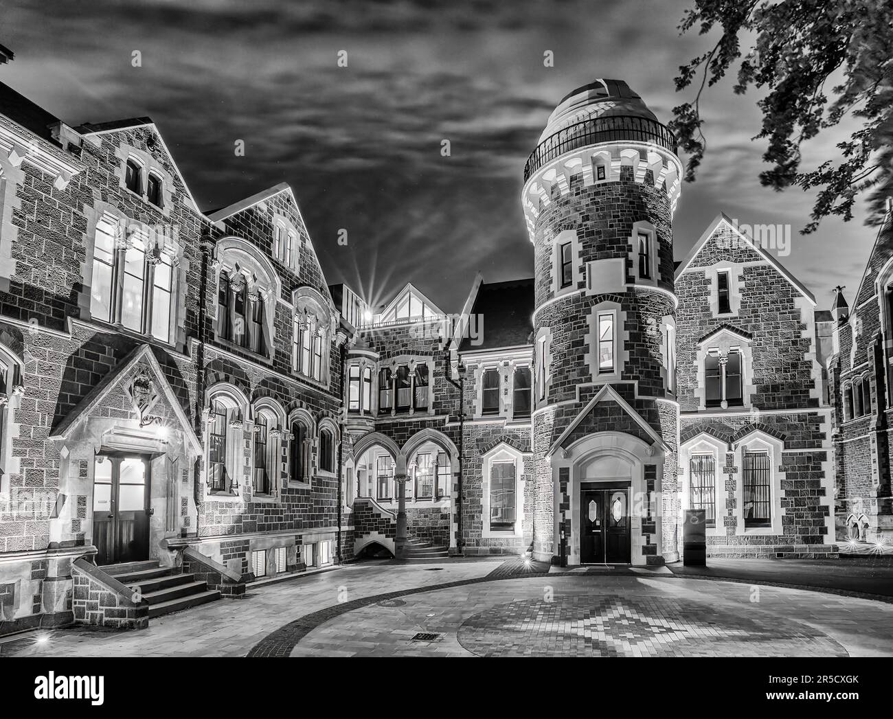 Drammatica architettura storica in bianco e nero degli edifici del campus universitario patrimonio della città di Christchurch, nella zona pubblica di notte Foto Stock