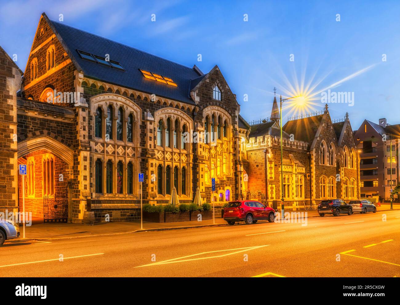 Classico stile architettonico gotico revical del quartiere storico dell'educazione nella città di Christchurch in Nuova Zelanda. Foto Stock