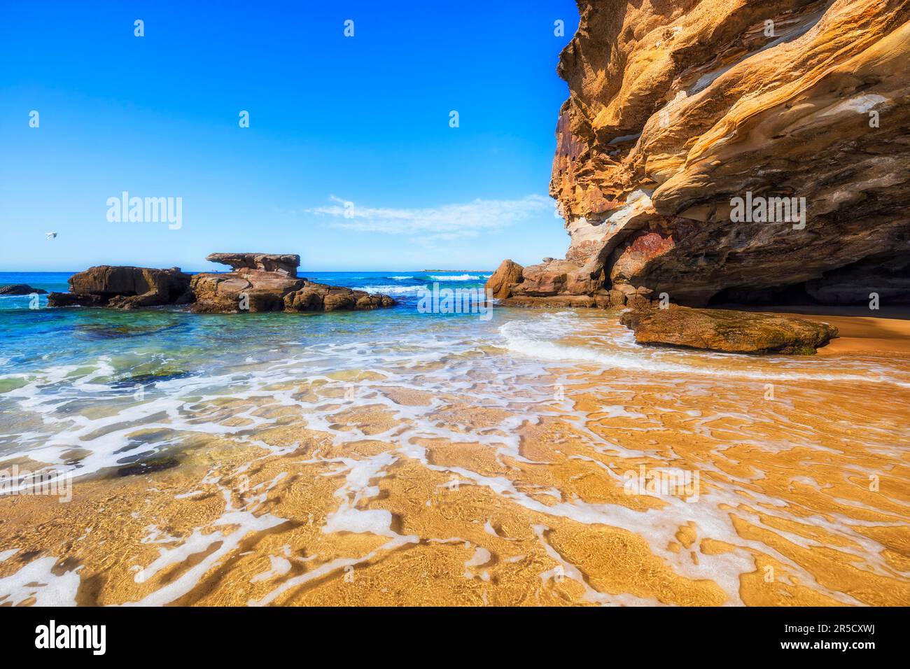 Scogliere di Sandscone con grotta sul mare sulla spiaggia di Caves in Australia - giorno caldo e soleggiato di mare panoramico. Foto Stock