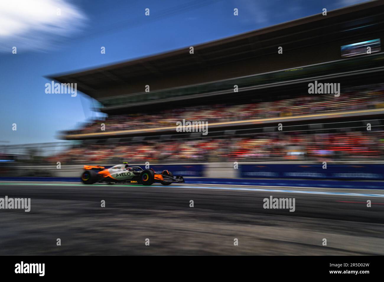 Montmelo, Spagna. 2nd giugno, 2023. OSCAR PIASTRI (AUS) del team McLaren guida attraverso la pit lane nella sua MCL60 durante la seconda sessione di prove libere del GP di Spagna al Circuit de Catalunya Credit: Matthias Oesterle/Alamy Live News Foto Stock