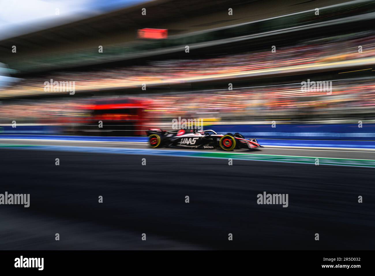 Montmelo, Spagna. 2nd giugno, 2023. KEVIN MAGNUSSEN (DEN) del team Haas F1 guida attraverso la pit lane nella sua VF-23 durante la seconda sessione di prove libere del GP di Spagna al Circuit de Catalunya Credit: Matthias Oesterle/Alamy Live News Foto Stock
