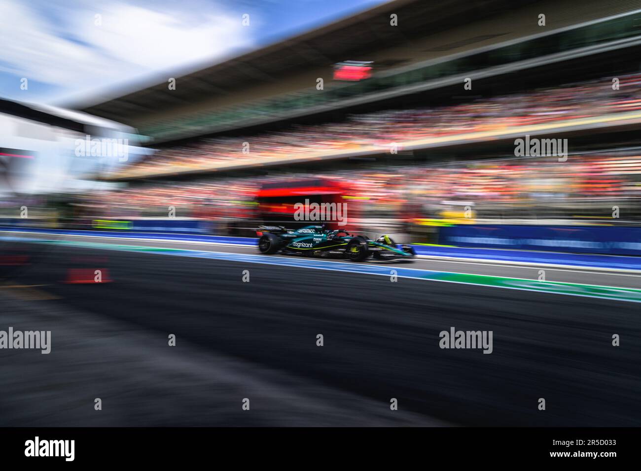 Montmelo, Spagna. 2nd giugno, 2023. FERNANDO ALONSO (ESP) del team Aston Martin guida attraverso la pit lane nella sua AMR23 durante la seconda sessione di prove libere del GP di Spagna al Circuit de Catalunya Credit: Matthias Oesterle/Alamy Live News Foto Stock