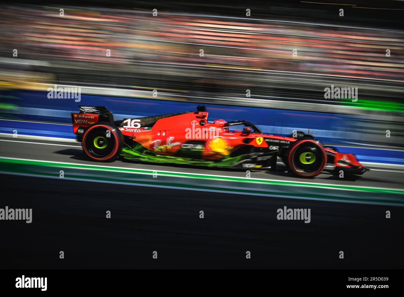 Montmelo, Spagna. 2nd giugno, 2023. CHARLES LECLERC (MON) del team Ferrari guida attraverso la pit lane nella sua SF-23 durante la seconda sessione di prove libere del GP di Spagna al Circuit de Catalunya Credit: Matthias Oesterle/Alamy Live News Foto Stock