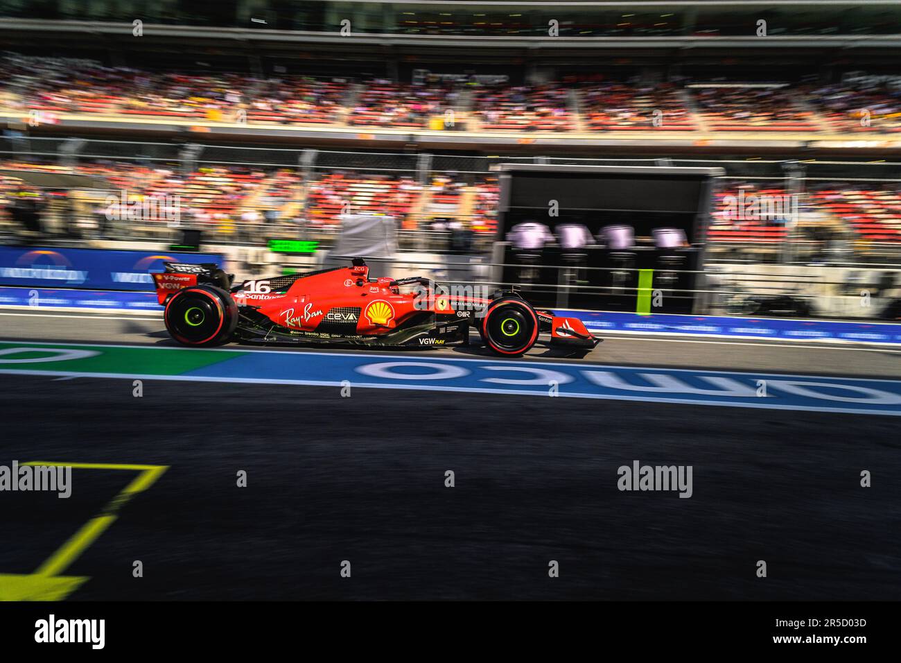 Montmelo, Spagna. 2nd giugno, 2023. CHARLES LECLERC (MON) del team Ferrari guida attraverso la pit lane nella sua SF-23 durante la seconda sessione di prove libere del GP di Spagna al Circuit de Catalunya Credit: Matthias Oesterle/Alamy Live News Foto Stock