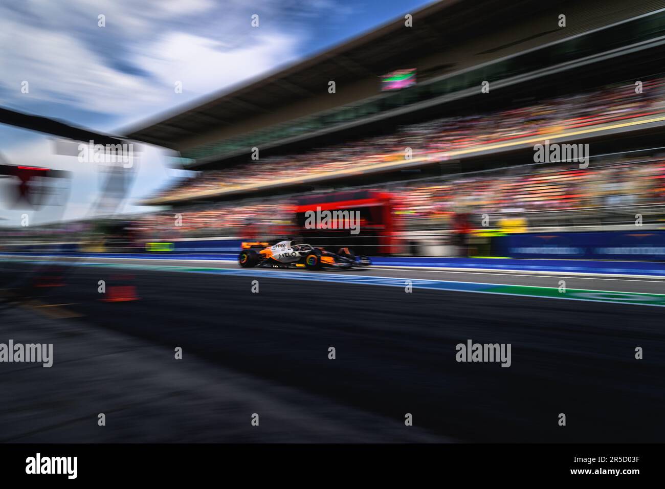 Montmelo, Spagna. 2nd giugno, 2023. OSCAR PIASTRI (AUS) del team McLaren guida attraverso la pit lane nella sua MCL60 durante la seconda sessione di prove libere del GP di Spagna al Circuit de Catalunya Credit: Matthias Oesterle/Alamy Live News Foto Stock