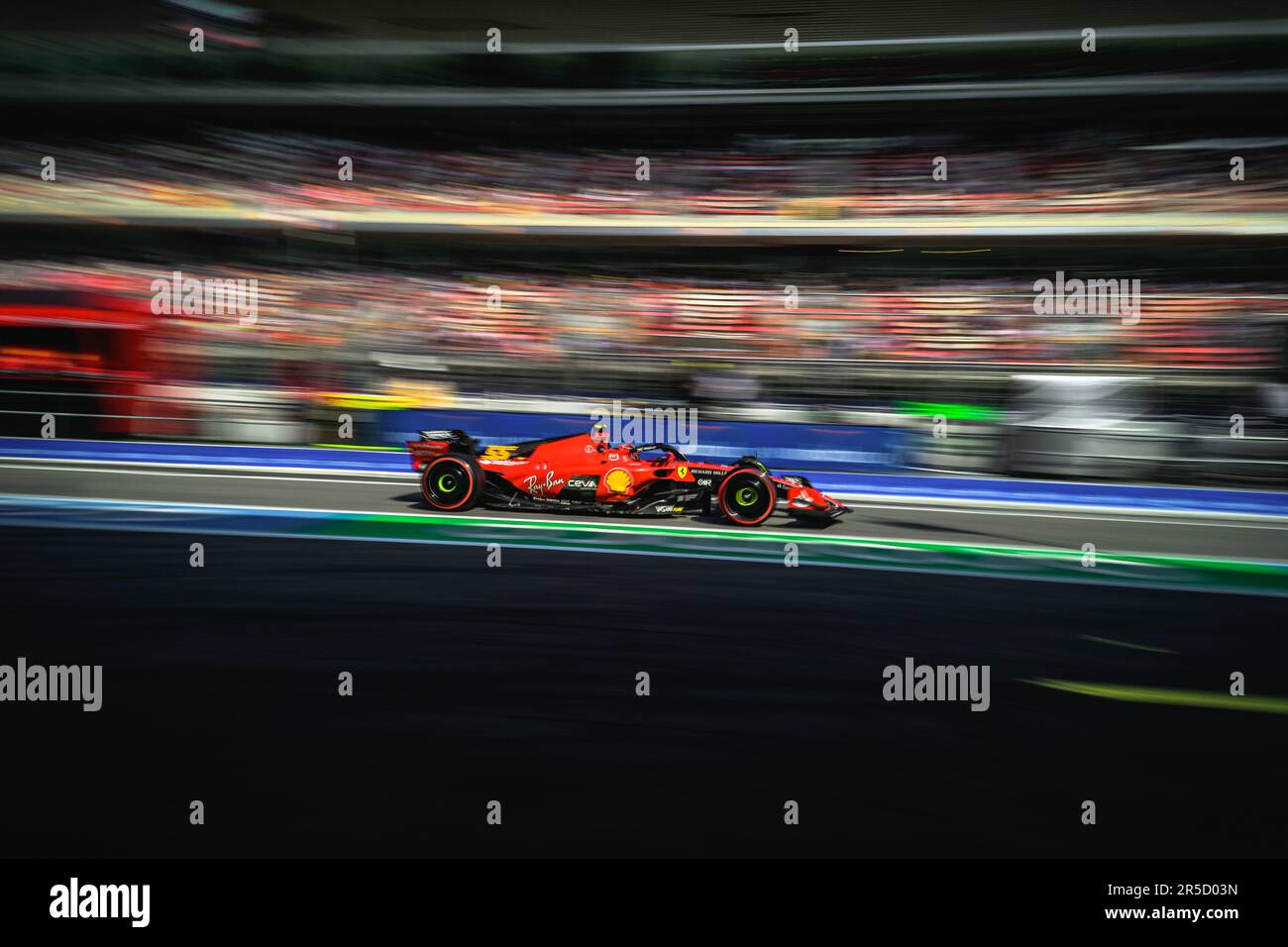 Montmelo, Spagna. 2nd giugno, 2023. CARLOS SAINZ (ESP) del team Ferrari guida attraverso la pit lane nella sua SF-23 durante la seconda sessione di prove libere del GP di Spagna al circuito di Catalunya Credit: Matthias Oesterle/Alamy Live News Foto Stock