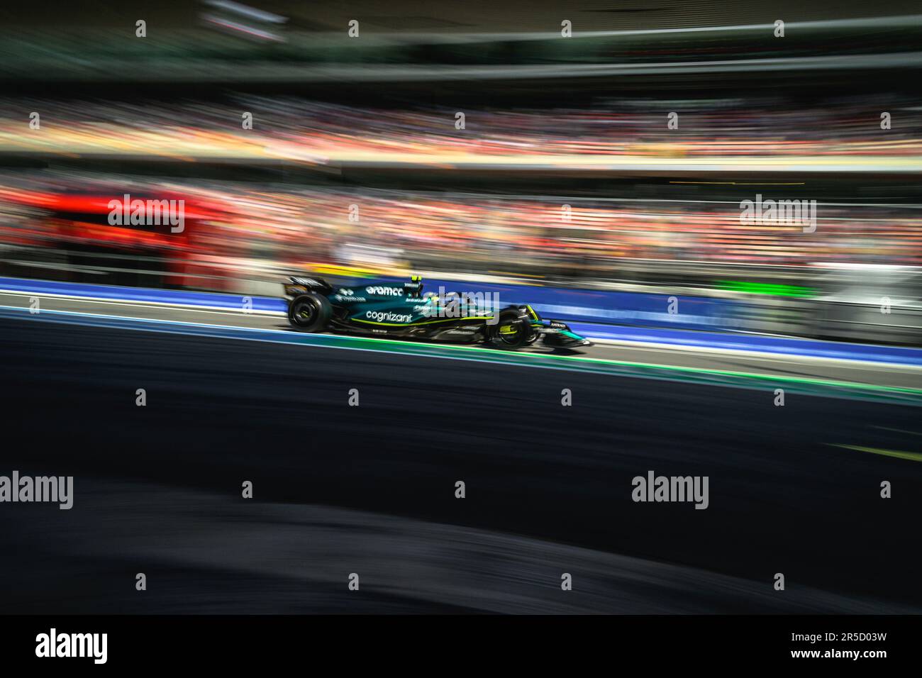 Montmelo, Spagna. 2nd giugno, 2023. FERNANDO ALONSO (ESP) del team Aston Martin guida attraverso la pit lane nella sua AMR23 durante la seconda sessione di prove libere del GP di Spagna al Circuit de Catalunya Credit: Matthias Oesterle/Alamy Live News Foto Stock
