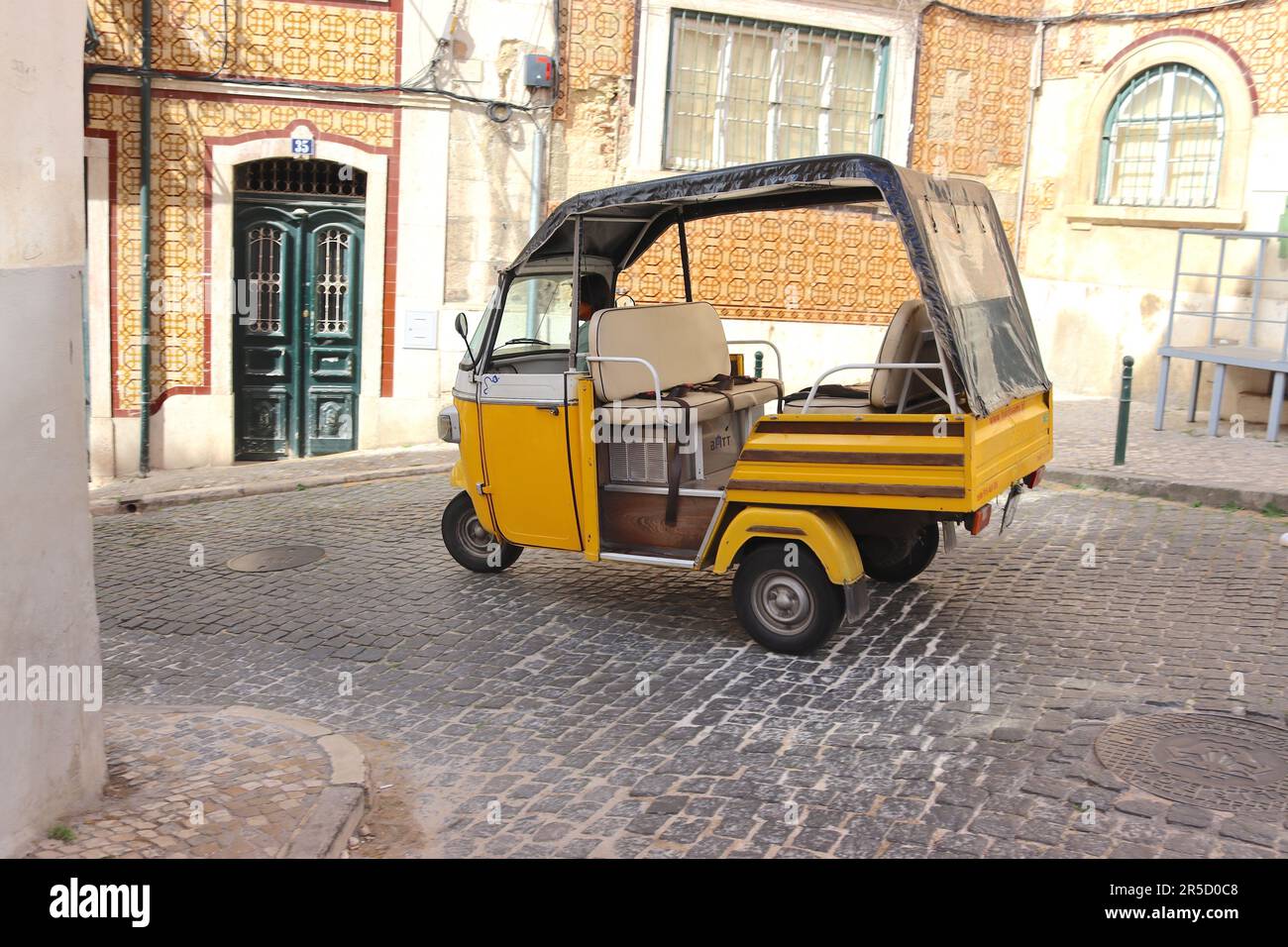 L'autorickshaw elettrico Piaggio Ape Calessino è un'alternativa verde ai taxi turistici a due tempi che operano nelle strade della città di Lisbona. Foto Stock