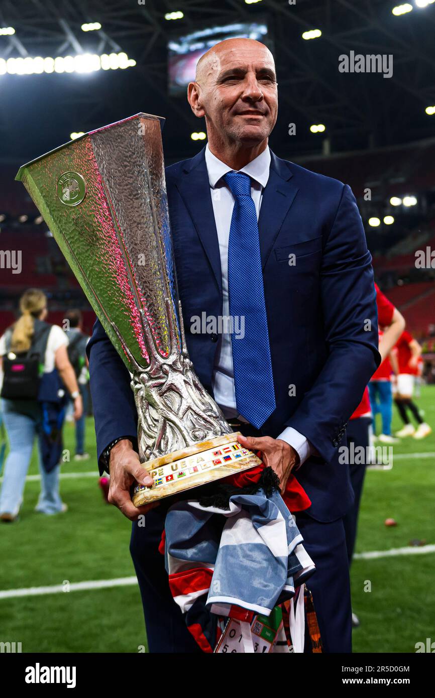 Budapest, Ungheria. 1 giugno 2023. Monchi (Ramon Rodriguez Verdejo) detiene il trofeo (coppa) al termine della finale di UEFA Europa League tra Sevilla FC e AS Roma. Credit: Nicolò campo/Alamy Live News Foto Stock