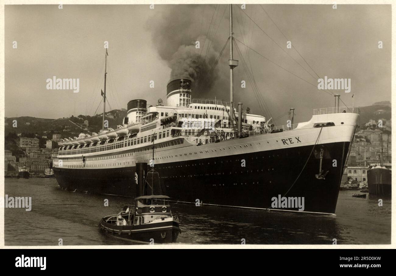 1931 ca, Genova , ITALIA : la S.S. Rex era un transatlantico italiano da 51.100 tonnellate che fu lanciato nel 1931 . Tenne la Westbound Blue Riband tra il 1933 e il 1935 . Originariamente costruita per la navigazione Generale Italiana, la fusione, su ordine statale, con la linea Lloyd Sabaudo ha fatto sì che la nave salpò per la nuova linea italiana. Il 8 settembre 1944, al largo di Capodistria, è stata colpita da 123 razzi lanciati da aerei RAF, ha preso fuoco da stelo a poppa, rotolato sul suo lato del porto, e affondato in acque poco profonde. E' stata scomposta sul sito a partire dal 1947 . Dopo il suo lancio nel 1931, il Rex è stato Foto Stock