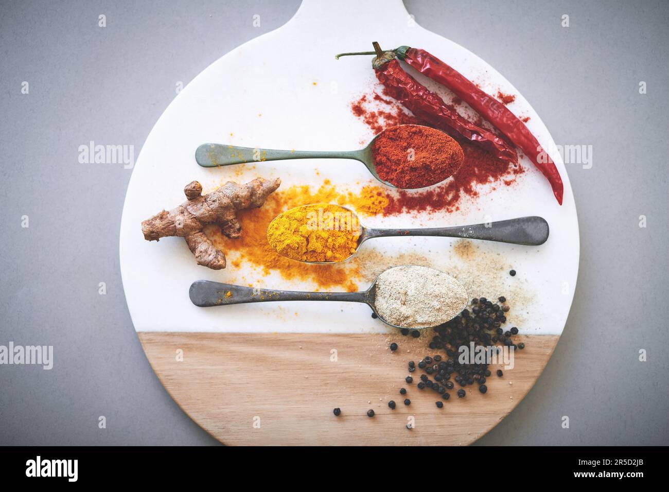 Non dimenticate gli ingredienti più importanti. un assortimento di spezie. Foto Stock