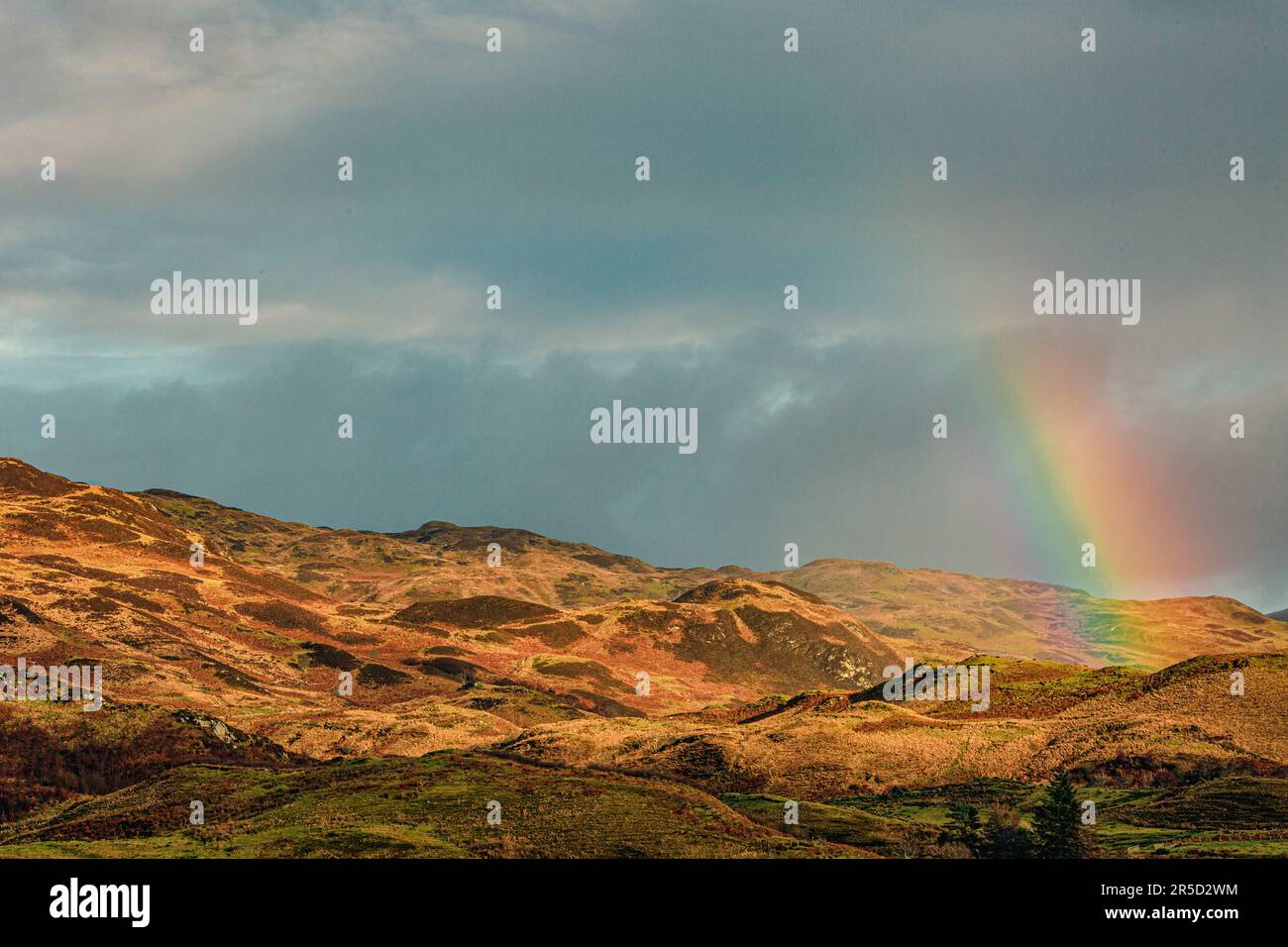 Arcobaleno nelle Highlands della Scozia Foto Stock