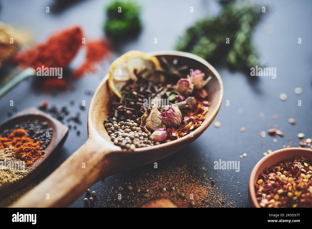 Speziate un piatto con amore e soddisfa ogni palato. un assortimento di spezie. Foto Stock