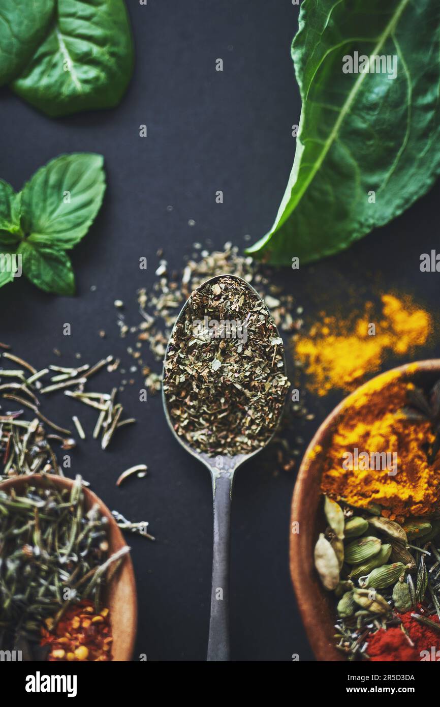 Tutte queste erbe ti trasformeranno in un erbivoro. un assortimento di spezie. Foto Stock