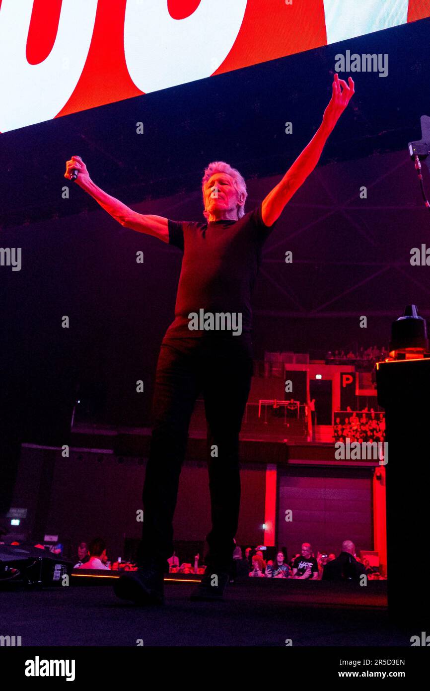 Glasgow, Regno Unito. 02nd giugno, 2023. Roger Waters si esibisce dal vivo durante il suo non è Un tour europeo di Drill all'OVO Hydro di Glasgow venerdì 2nd giugno 2023 Waters su voce, chitarra, basso e pianoforte, sarà affiancato sul palco da Jonathan Wilson su chitarre e voce; Dave Kilminster su chitarre e voce; Jon Carin su tastiere, chitarra e voce, Gus Seyffert su basso e voce; Robert Walter su tastiere, Joey Waronker su batteria; Shanay Johnson su voce; Amanda Belair su voce e Seamus Blake su sassofono. Picture Credit: Alan Rennie/Alamy Live News Foto Stock