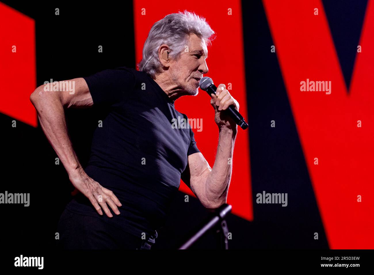 Glasgow, Regno Unito. 02nd giugno, 2023. Roger Waters si esibisce dal vivo durante il suo non è Un tour europeo di Drill all'OVO Hydro di Glasgow venerdì 2nd giugno 2023 Waters su voce, chitarra, basso e pianoforte, sarà affiancato sul palco da Jonathan Wilson su chitarre e voce; Dave Kilminster su chitarre e voce; Jon Carin su tastiere, chitarra e voce, Gus Seyffert su basso e voce; Robert Walter su tastiere, Joey Waronker su batteria; Shanay Johnson su voce; Amanda Belair su voce e Seamus Blake su sassofono. Picture Credit: Alan Rennie/Alamy Live News Foto Stock