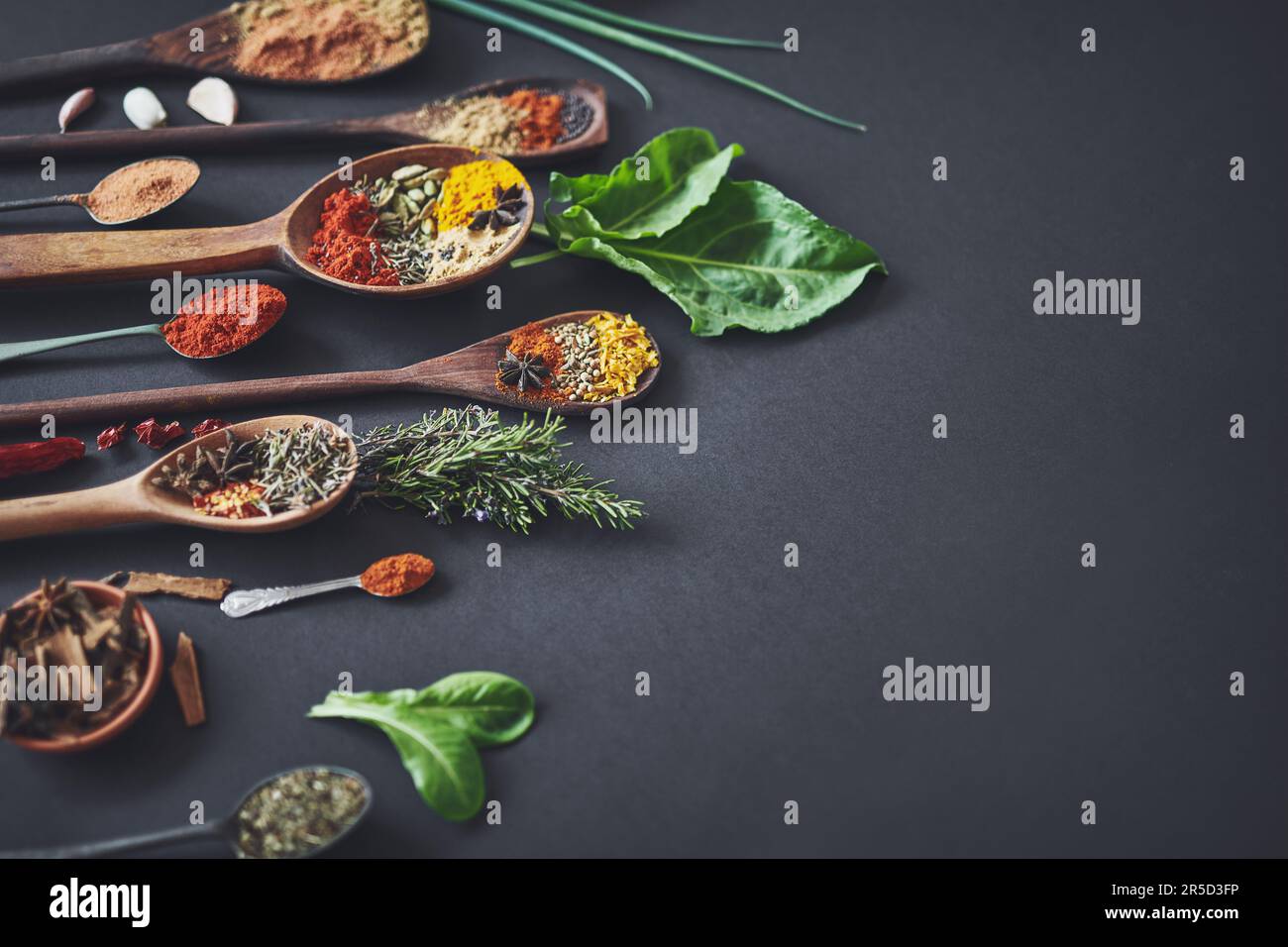 Vieni a portare il cucchiaio pieno di magia. un assortimento di spezie. Foto Stock
