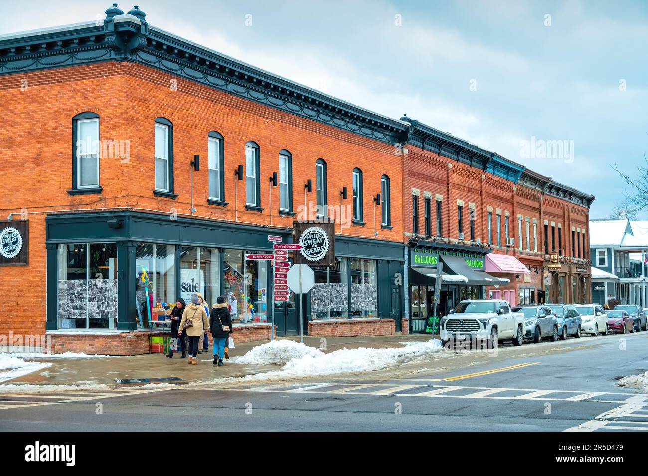 Negozi nel centro di Ellicottville, New York state, USA in inverno. Foto Stock