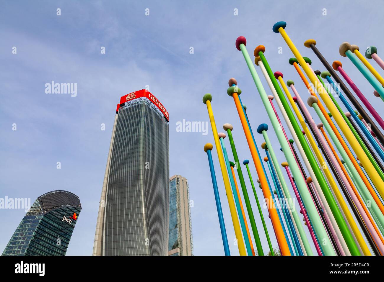 MILANO, ITALIA - 10 APRILE 2023: Area shopping Citylife con le iconiche tre Torri. Torre Allianz , Torre generali, Torre pwc Foto Stock