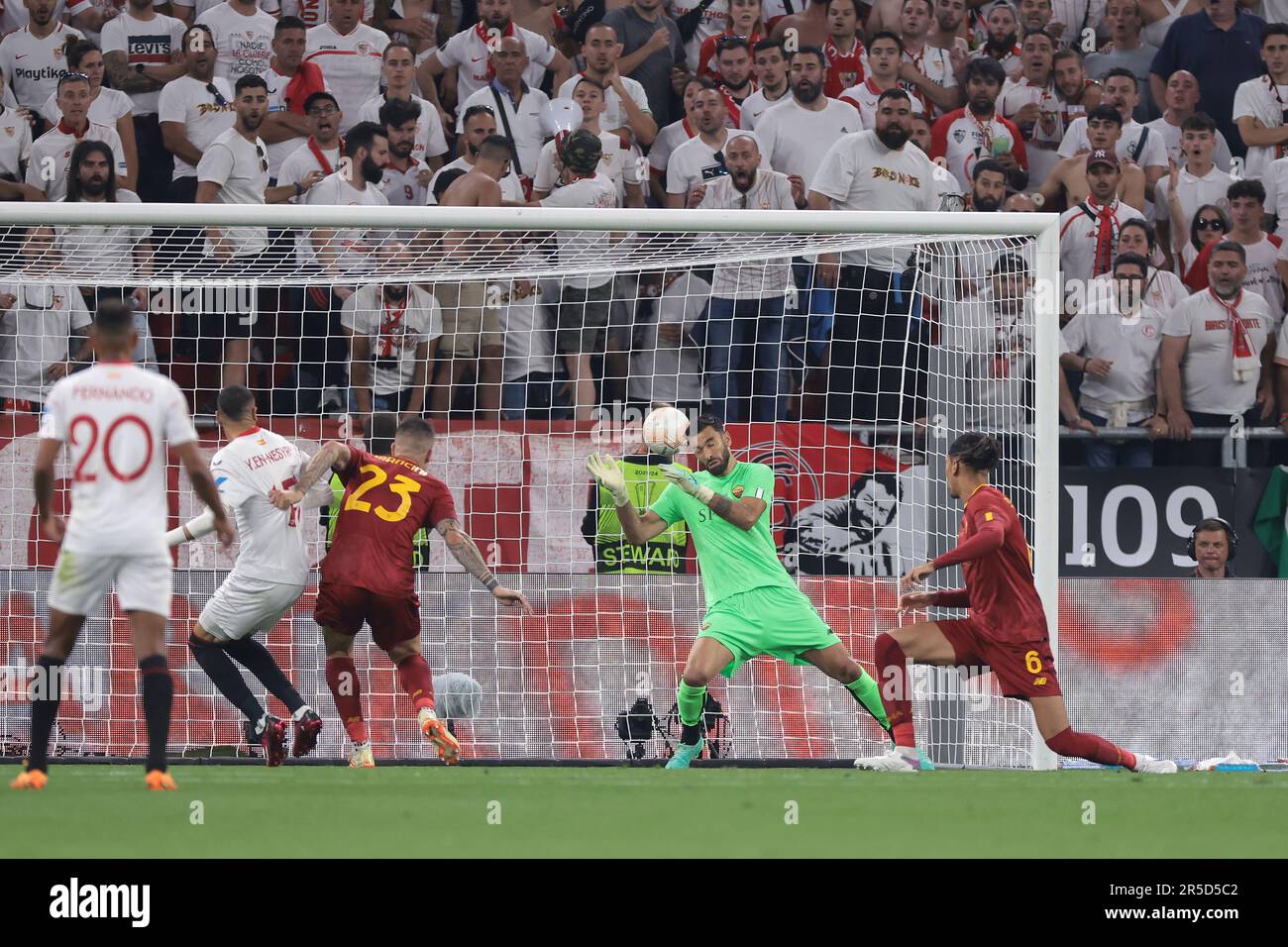 Budapest, Ungheria. 31st maggio, 2023. Gianluca Mancini di AS Roma devia la palla oltre il suo portiere Rui Patricio per livellare lo scoreline a 1-1 durante la partita della UEFA Europa League alla Puskas Arena di Budapest. Il credito di immagine dovrebbe essere: Jonathan Moskrop/Sportimage Credit: Sportimage Ltd/Alamy Live News Foto Stock