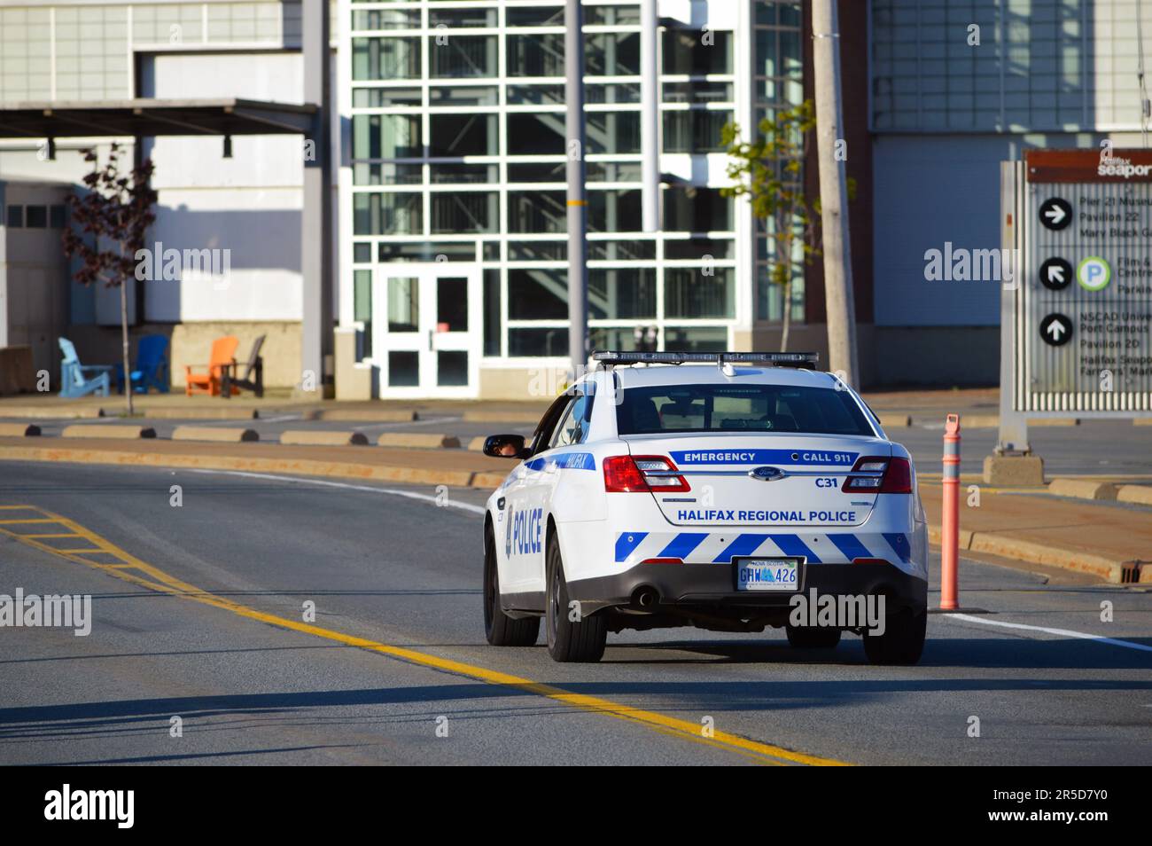 Auto della polizia regionale di Halifax che guida su Marginal Road al porto di Halifax, Nuova Scozia, Canada (2022) Foto Stock