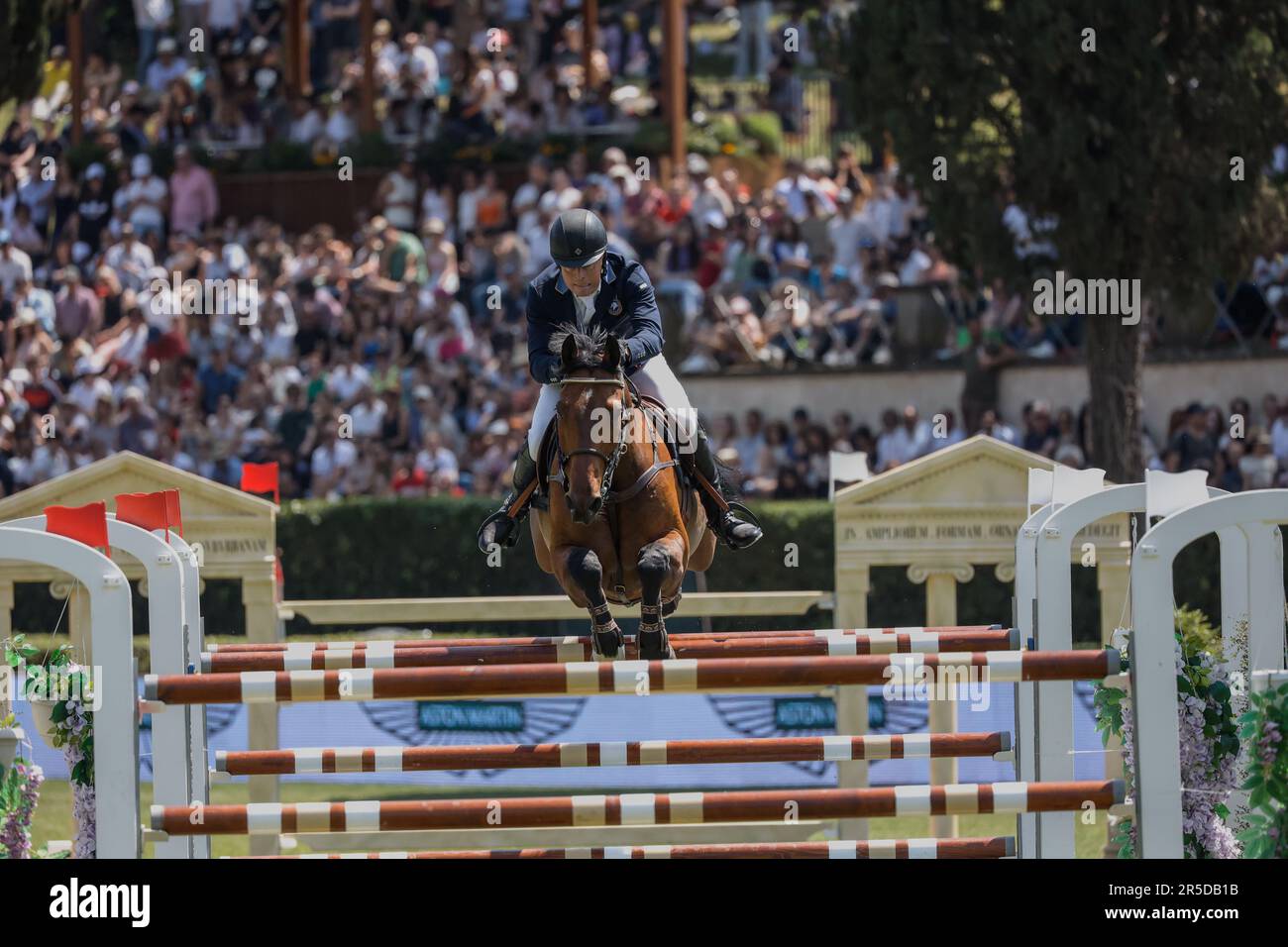 Roma, Italia - 28th maggio 2023: ROMA ROLEX GRAND PRIX 2023 INTERNATIONAL, salto equestre, Piazza di Siena. Primo turno, il cavaliere Jens Fredricson (SWE) in azione sul campo da gioco durante la competizione. Foto Stock