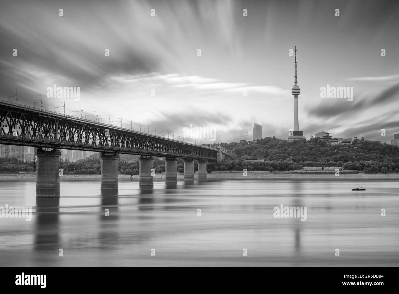 Il ponte sul fiume Wuhan Yangtze e la torre televisiva a Wuhan, Hubei, Cina. Foto Stock