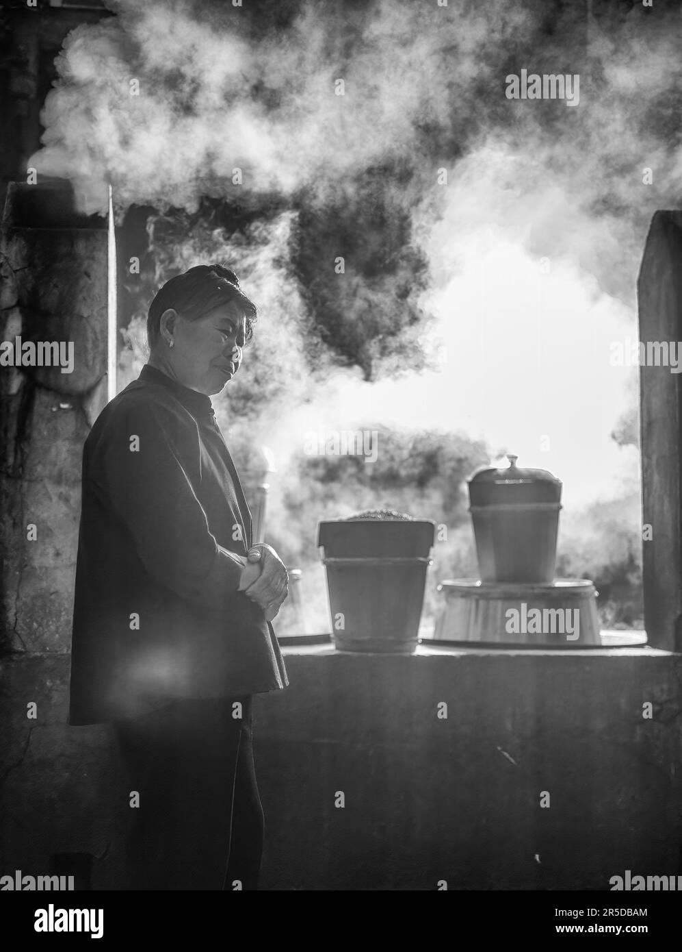 Contea di Liping, Guizhou, Cina - 20 aprile 2023: La minoranza cinese Dong cucina riso nero a vapore al mattino presto per celebrare il festival Guyu. Foto Stock