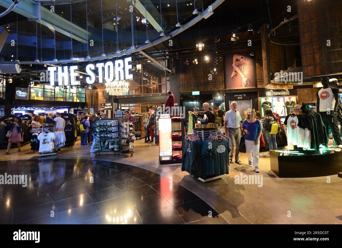 Il negozio di souvenir presso la Guinness Storehouse di St James Gate birreria a Dublino, Irlanda. Foto Stock