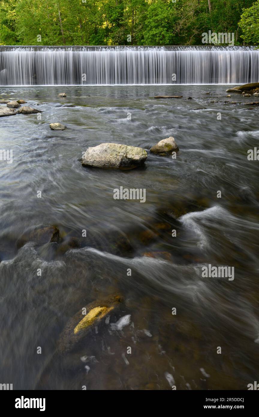Daniels Dam e le acque fluenti del fiume Patapsco nel Patapsco River state Park, Maryland, USA Foto Stock