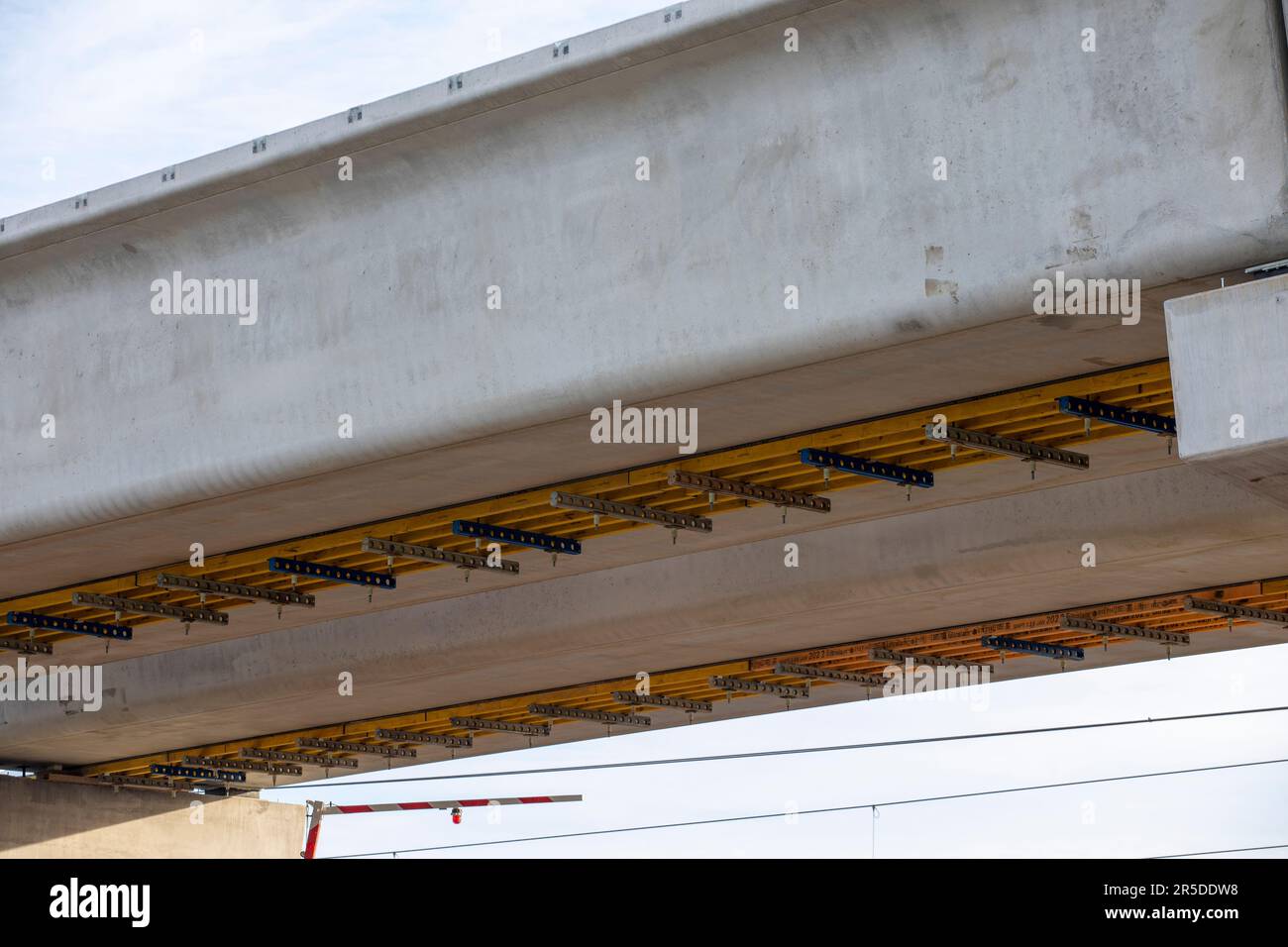 Vista in primo piano della parte inferiore di un ponte ferroviario in cemento in costruzione a Pakenham Australia Foto Stock