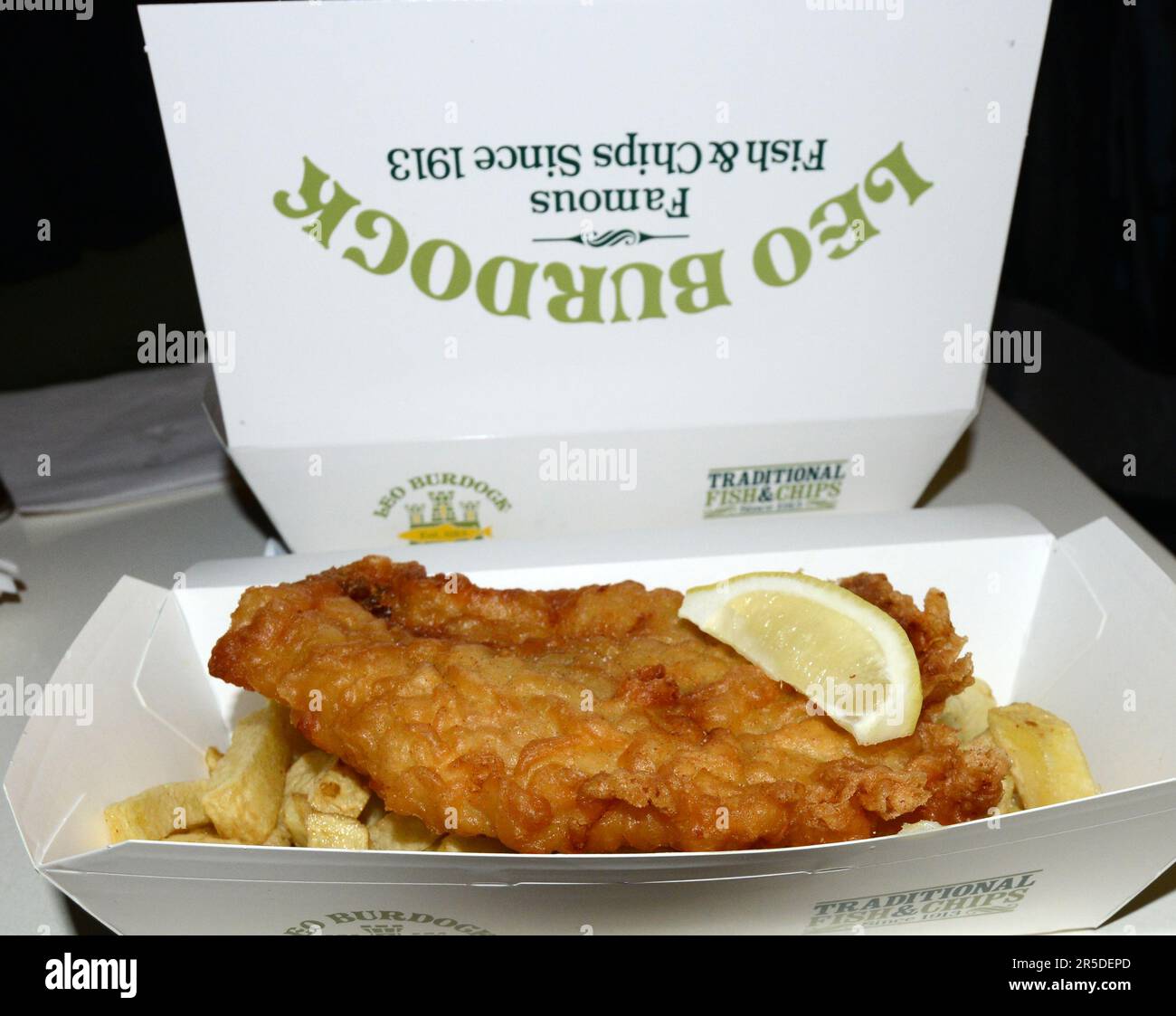 Fish & chips. Leo Burdock Temple Bar, Dublino, Irlanda. Foto Stock
