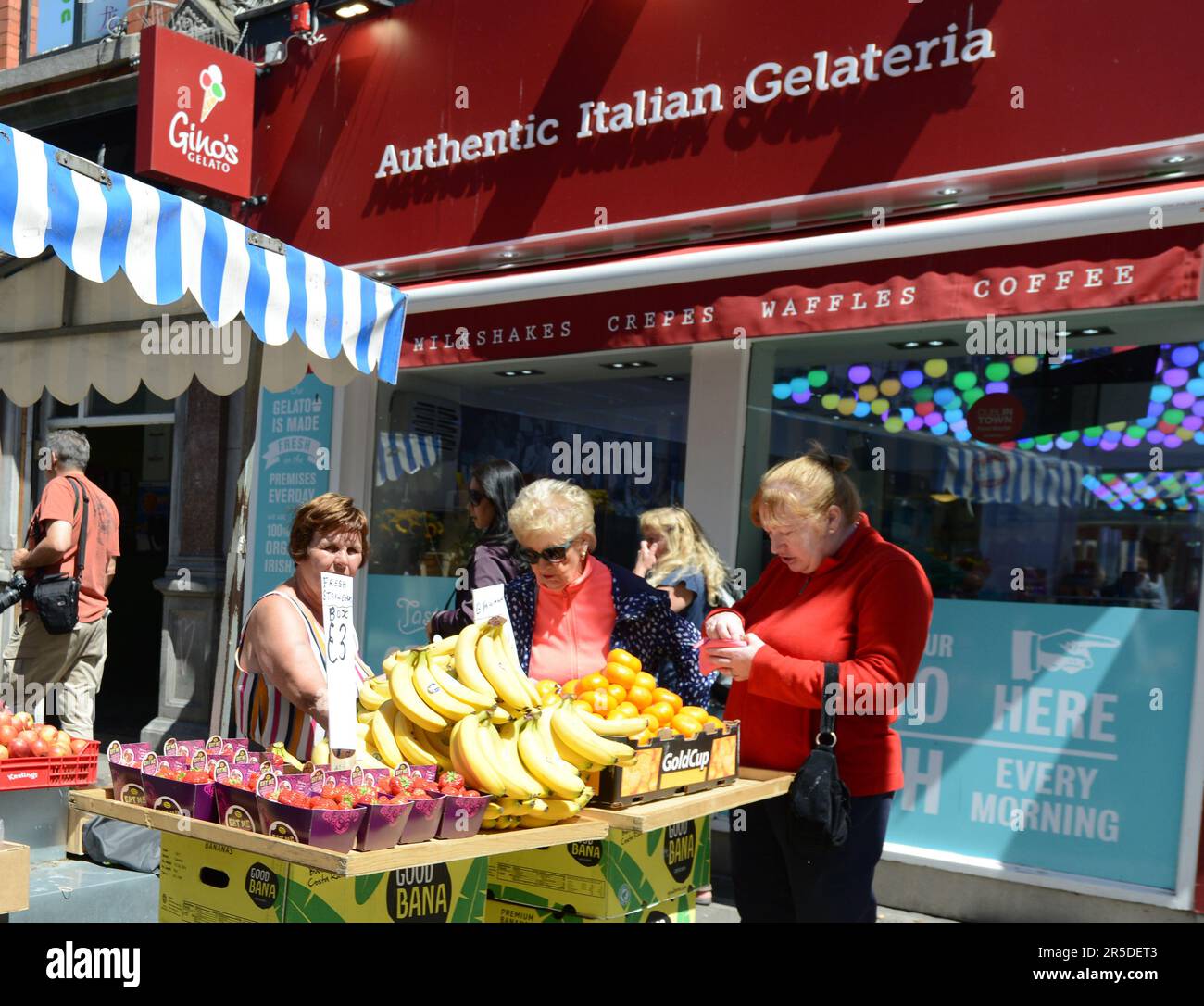 Un venditore di frutta in Henry Street a Dublino, Irlanda. Foto Stock