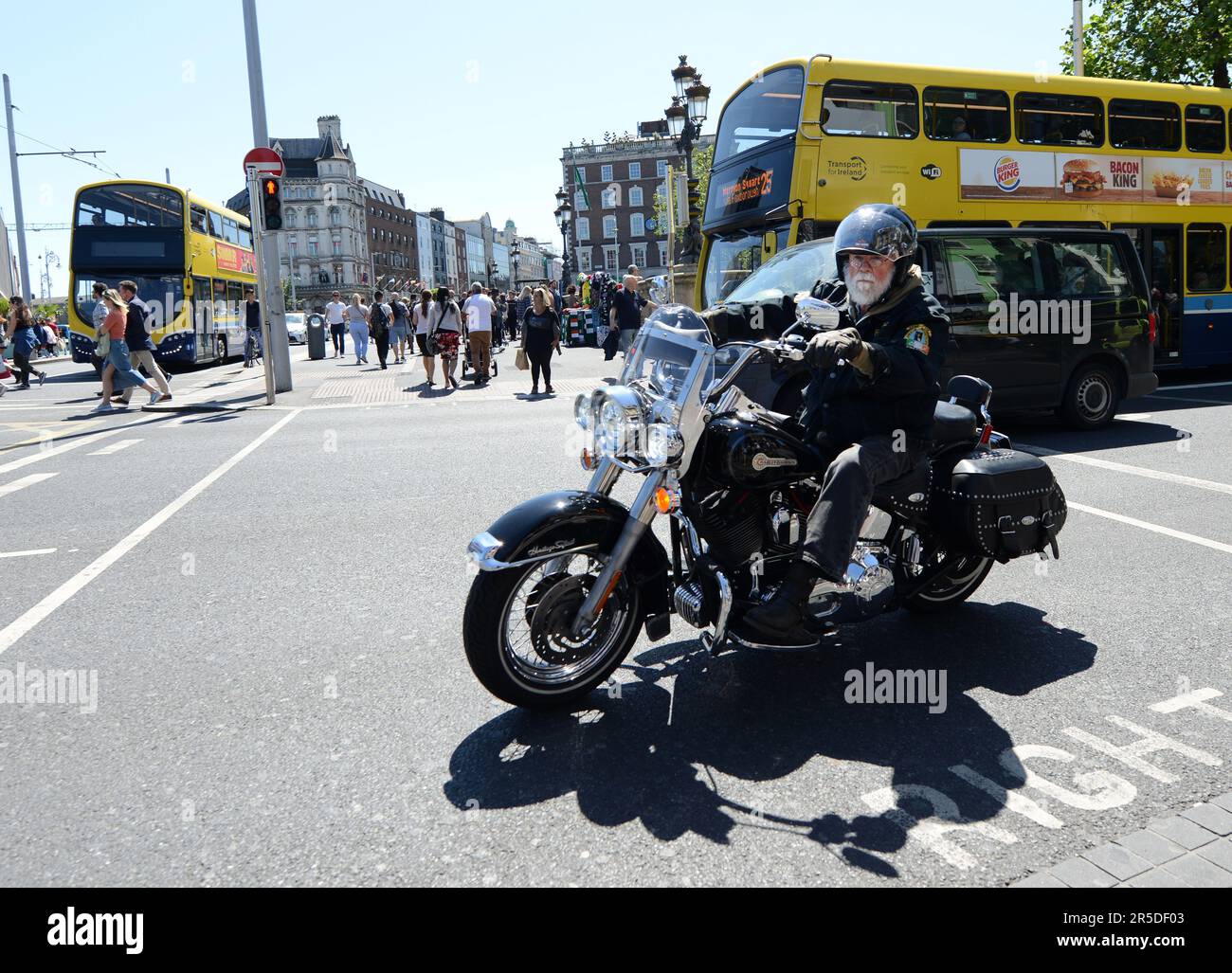 Un motociclista irlandese in sella alla sua Harley Davidson a Bachelors Walk, all'incrocio di o'Connell Street a Dublino, Irlanda. Foto Stock