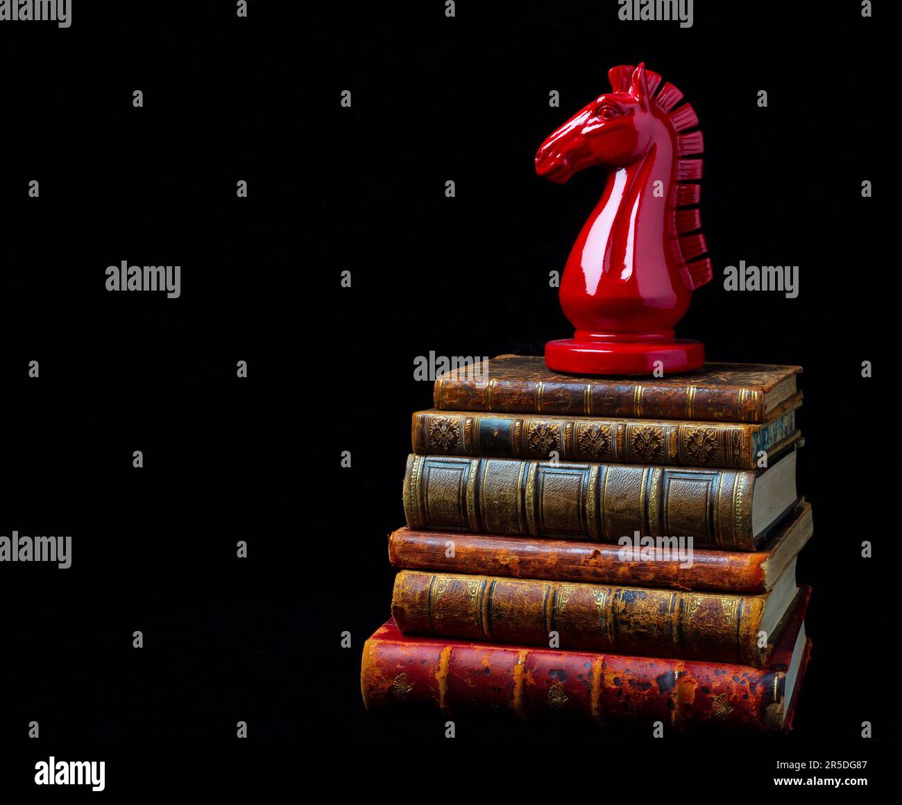 Red Knight su Old Books Foto Stock