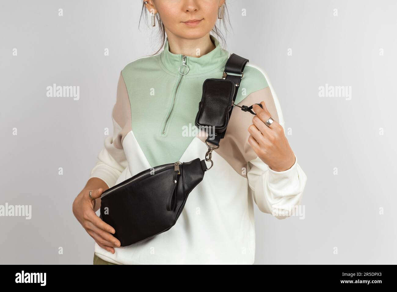 Borsa in vera pelle in vita con borsetta rimovibile per riporre chiavi, sigarette o auricolari attaccati alla tracolla sul modello femminile Foto Stock