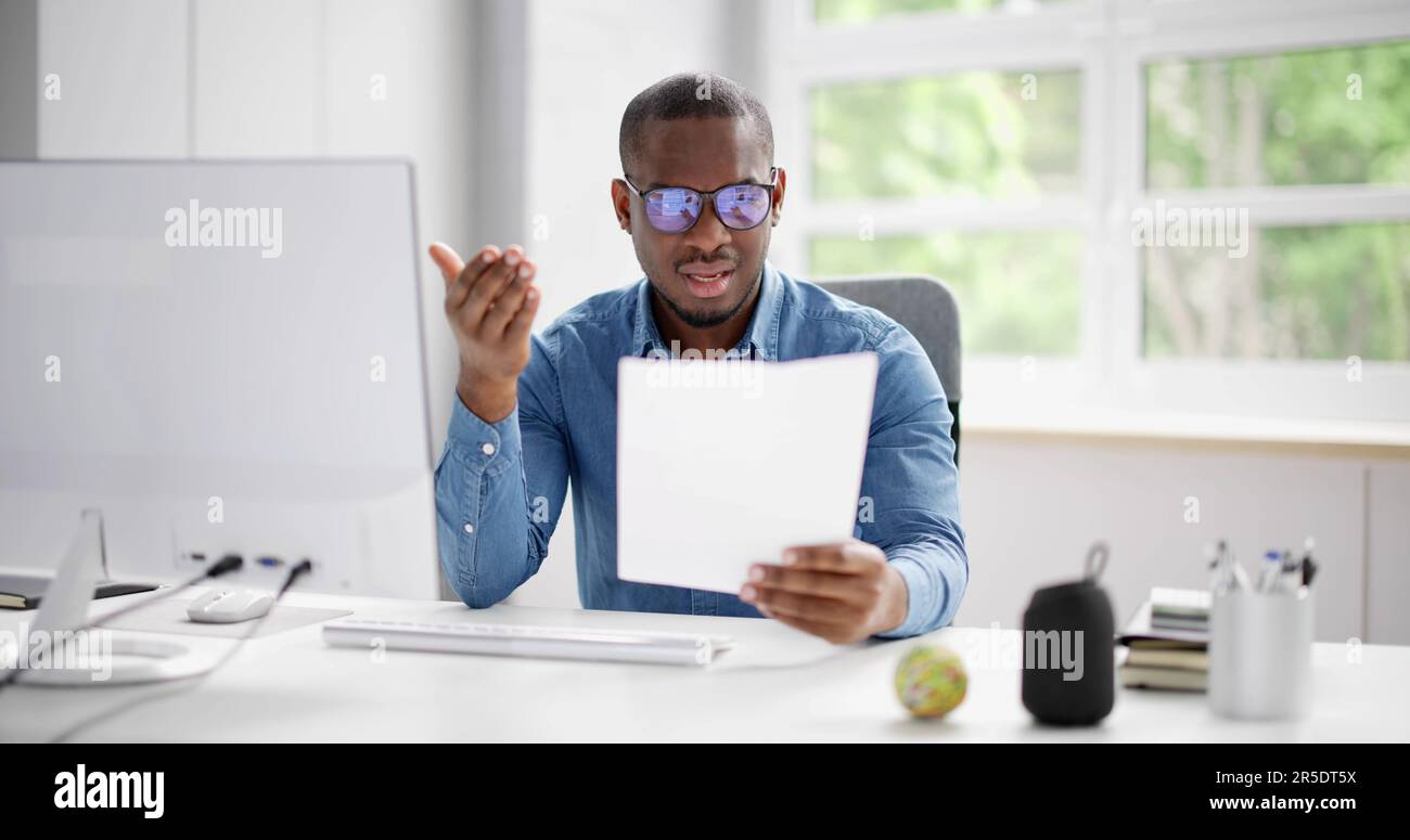 Lettura della lettera di notizie difettose Bill. Uomo in Shock e stress Foto Stock
