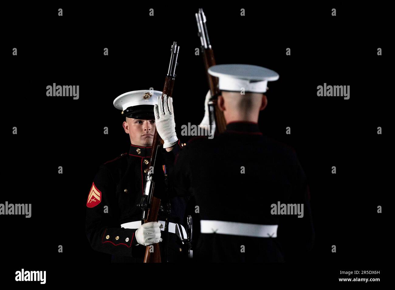 Washington, Stati Uniti. 02nd giugno, 2023. I Marines partecipano alle Barracks Marine Venerdì sera Parade alle Barracks di Washington, DC Venerdì 2 giugno 2023. Foto di Bonnie Cash/UPI Credit: UPI/Alamy Live News Foto Stock