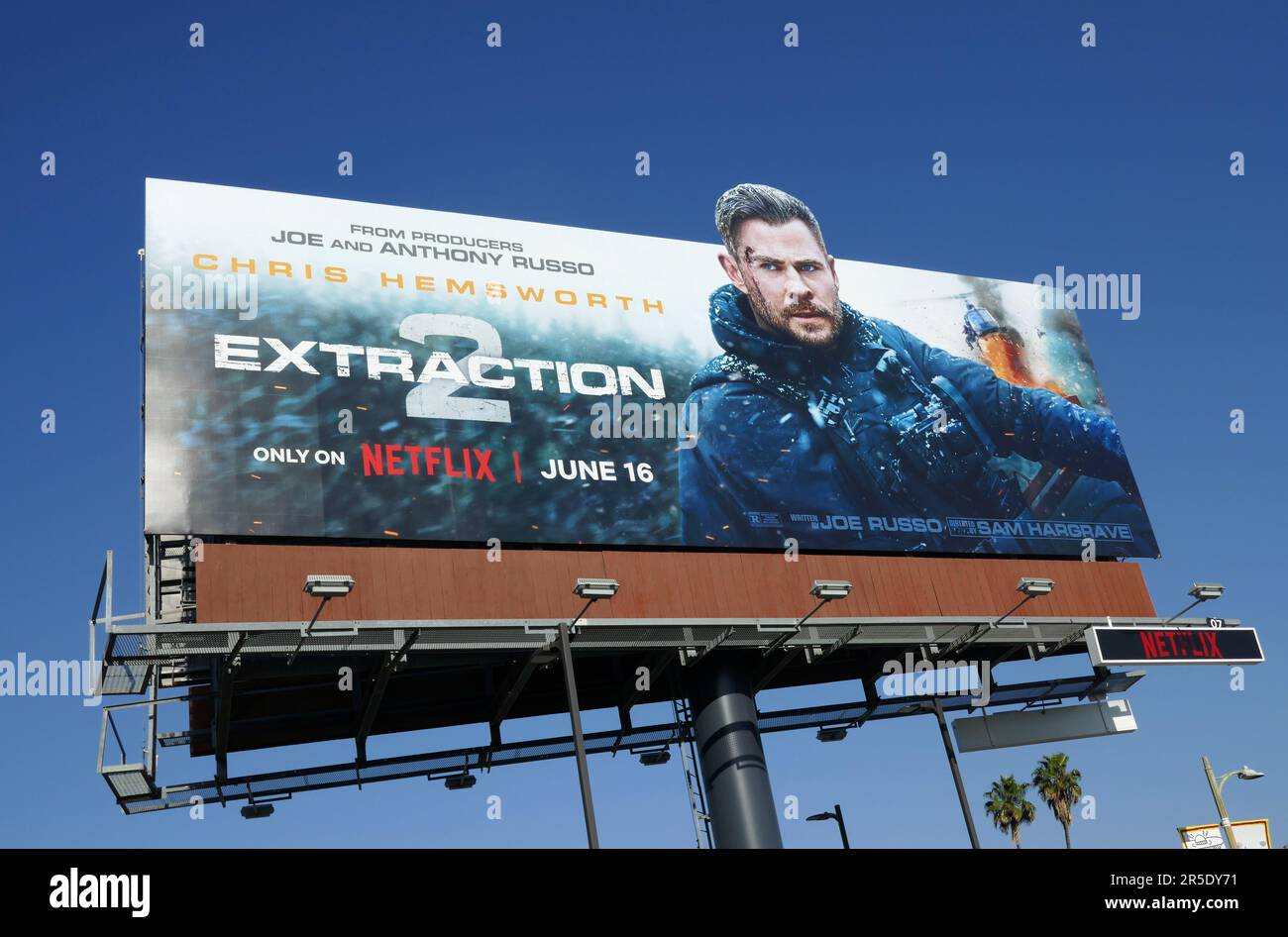 Los Angeles, California, USA 2nd Giugno 2023 elicottero su Chris Hemsworth Extraction 2 Netflix Billboard su Sunset Blvd il 2 Giugno 2023 a Los Angeles, California, USA. Foto di Barry King/Alamy Stock Photo Foto Stock