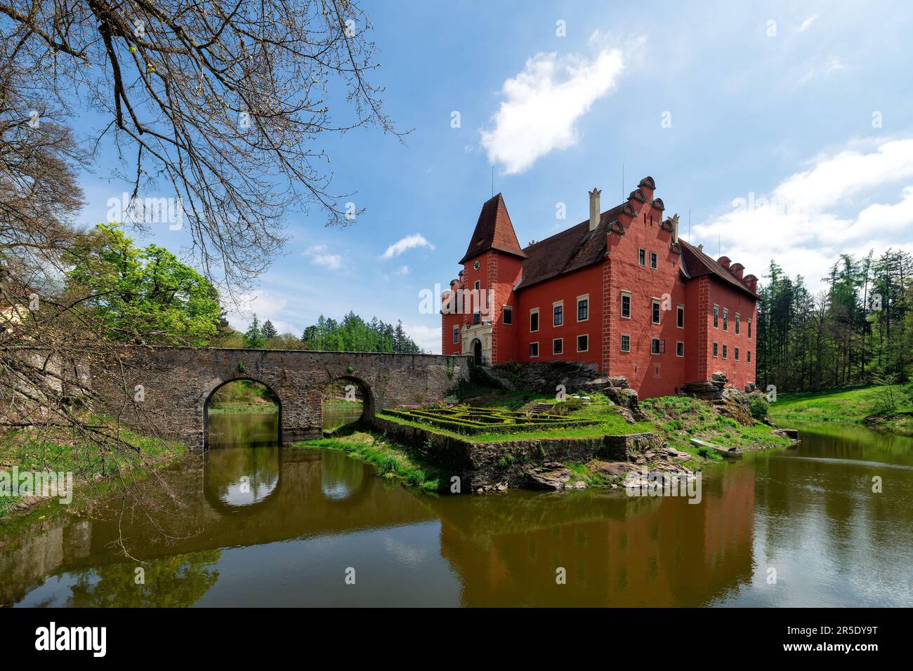 Chateau d'acqua rinascimentale statale con laghetto, parco e alcuni edifici agricoli - Cervena Lhota Chateau nella Boemia meridionale, Repubblica Ceca, Europa Foto Stock