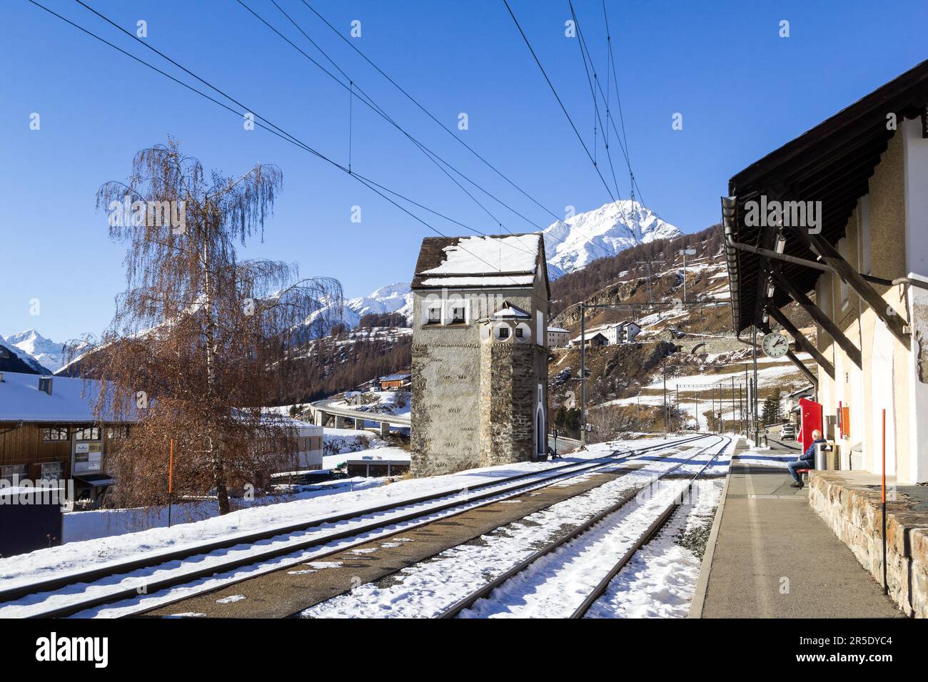 Ardez, Svizzera - Dicembre 03. 2121: La vecchia torre di guardia alla stazione ferroviaria del villaggio di Ardez nelle Alpi svizzere. Valle dell'Engadina, Canton Grigioni, Foto Stock