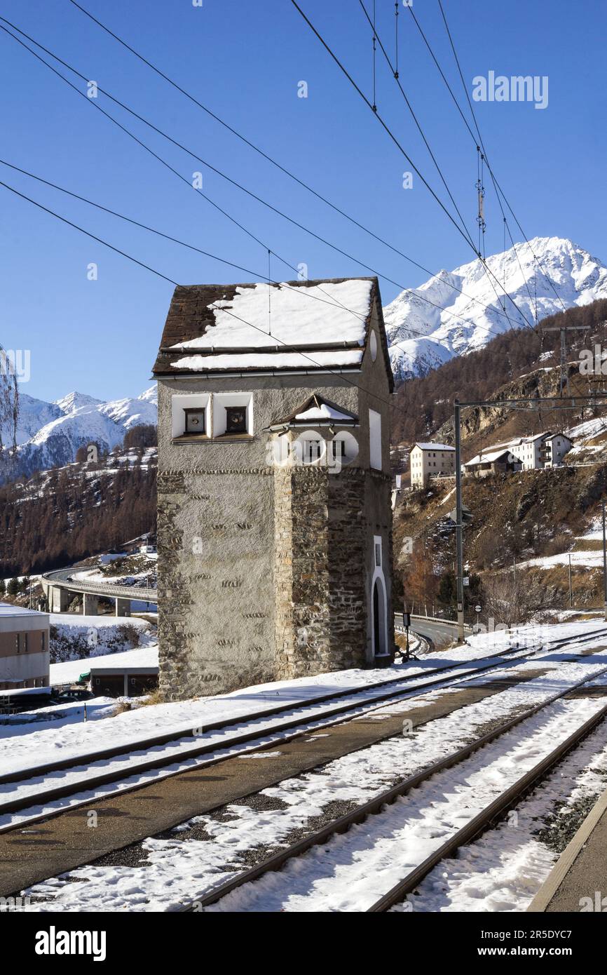 Ardez, Svizzera - Dicembre 03. 2121: La vecchia torre di guardia alla stazione ferroviaria del villaggio di Ardez nelle Alpi svizzere. Valle dell'Engadina, Canton Grigioni, Foto Stock