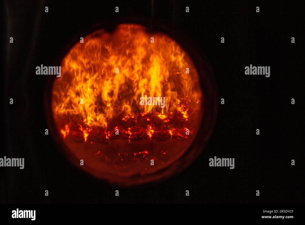 Boiler per trucioli di legno della moderna cogenerazione di biomassa , Scozia, Regno Unito. Foto Stock